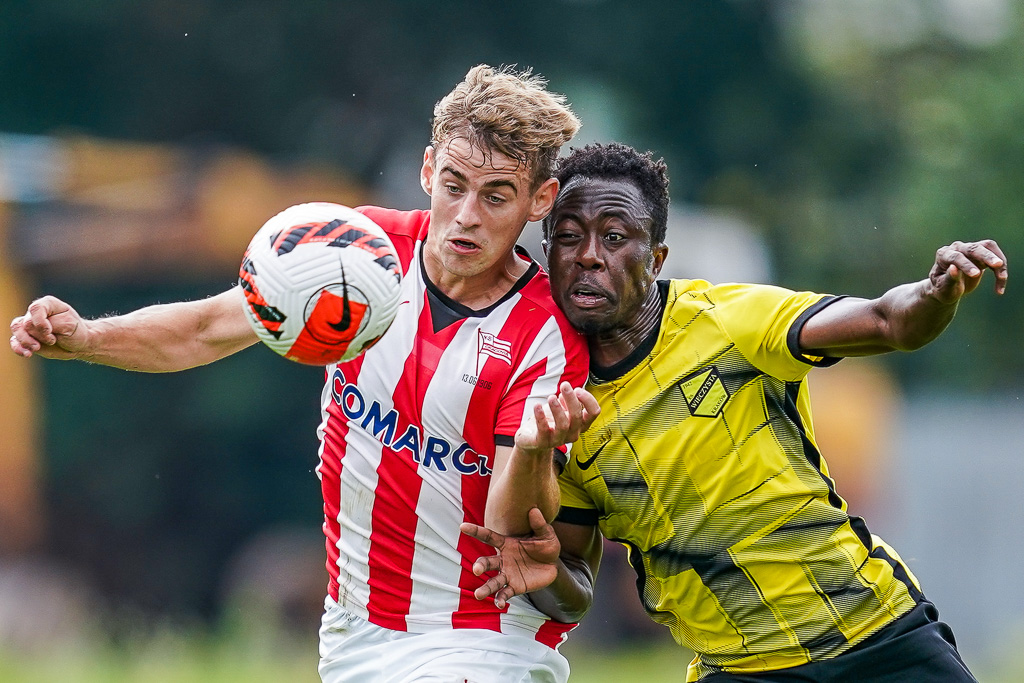 WIECZYSTA KRAKOW - CRACOVIA II - III LIGA GRUPA IV PILKA NOZNA